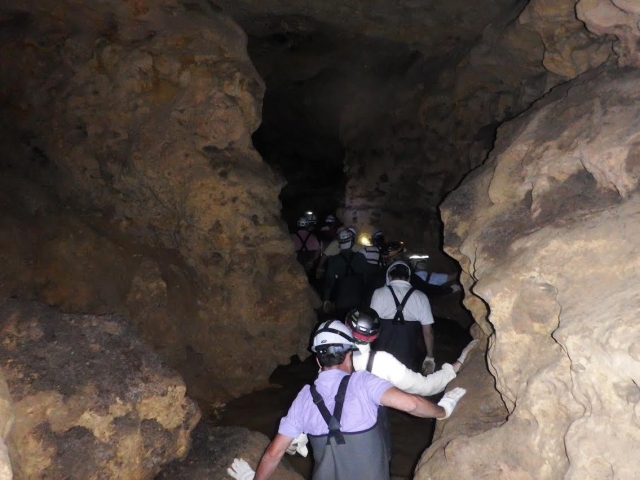  Entrando na caverna em fila 